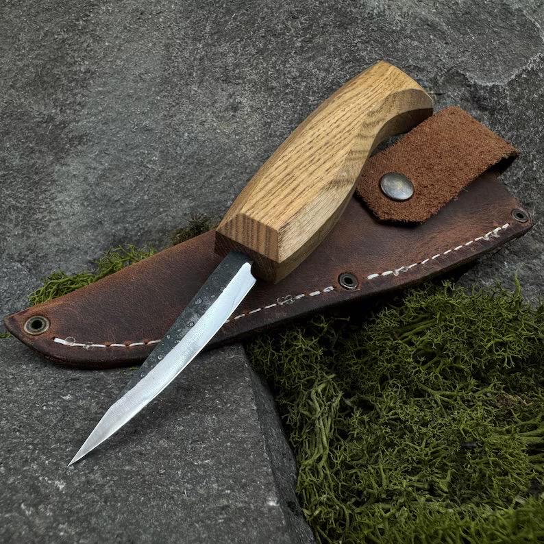 This sloyd knife comes with a leather case and is a whittling knife perfect for wood carving. It’s also a utility knife ideal