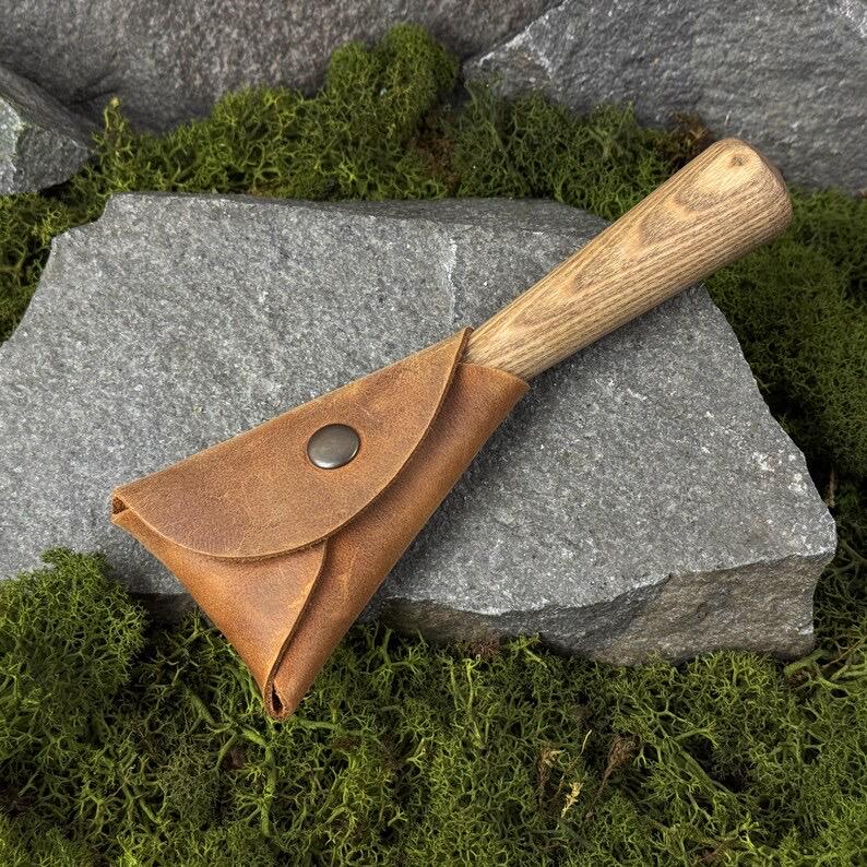 A hand-forged carbon steel 52100 tool, suitable for beginners, includes a hook knife with a leather case, a spoon, a bowl and a cup carving