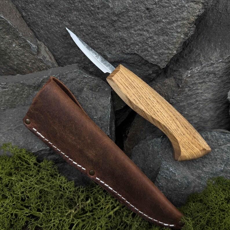 This sloyd knife comes with a leather case and is a whittling knife perfect for wood carving. It’s also a utility knife ideal