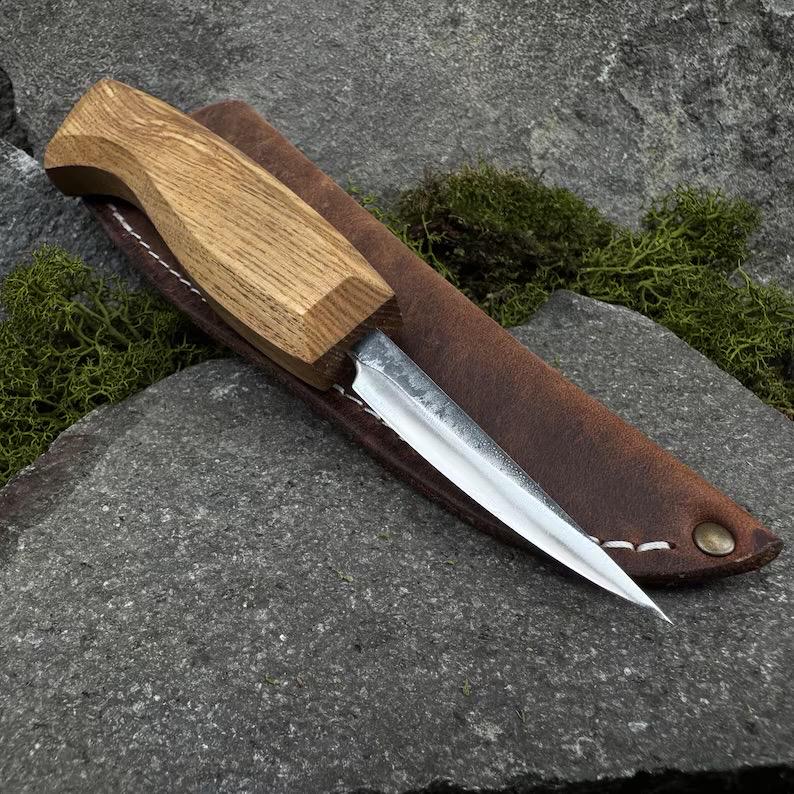 This sloyd knife comes with a leather case and is a whittling knife perfect for wood carving. It’s also a utility knife ideal
