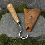 A hand-forged carbon steel 52100 tool, suitable for beginners, includes a hook knife with a leather case, a spoon, a bowl and a cup carving